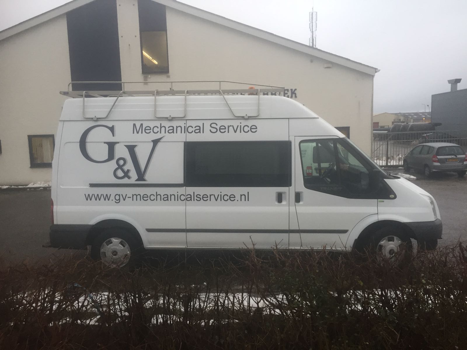 Servicebus van G&V Mechanical Service bij de werkplaats